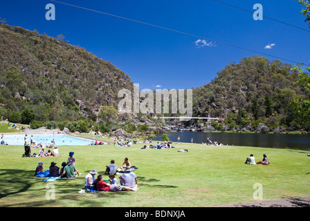 Menschen im ersten Becken, Cataract Gorge, Launceston, Tasmania, Australien Stockfoto