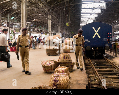 Transport Polizeistreife eine Plattform in Mumbai Central Station. Mumbai. Indien. Stockfoto