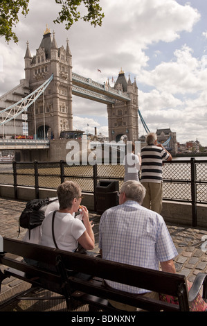 Touristen und Besucher genießen die Sehenswürdigkeit Tower Bridge über die Themse in London, Vereinigtes Königreich Stockfoto