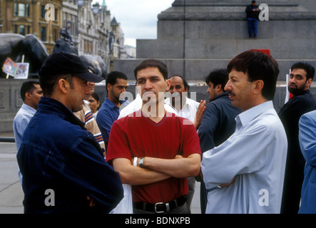 Pakistani-English Männer, politischer Protest, Demonstranten, Demonstrationen, PPP-politische Kundgebung, politische Kundgebung, Trafalgar Square, London, England Stockfoto