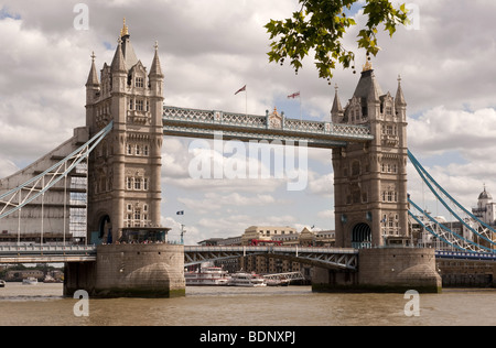 Berühmte Wahrzeichen der Tower Bridge über die Themse in London, Großbritannien Stockfoto