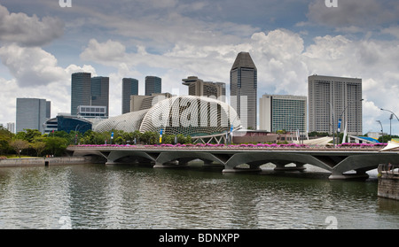 Skyline von Singapur, Marinabay, Esplanade Drive, hinten Esplanade - Theatres on Bay, Kulturzentrum, Pan Pacific, Mandarin Stockfoto