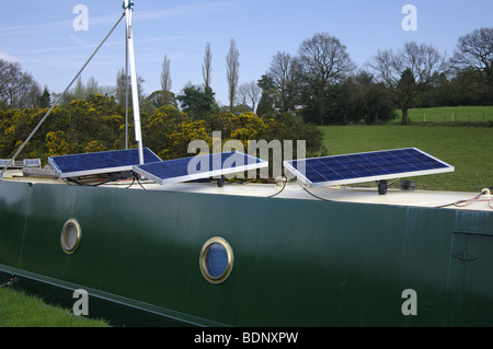 Solar-Panel auf schmalen Kanalboot Stockfoto