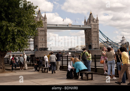 Touristen und Besucher genießen die Sehenswürdigkeit Tower Bridge über die Themse in London, Vereinigtes Königreich Stockfoto