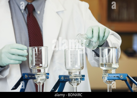 Wissenschaftler, die Filterung einer Probe Stockfoto