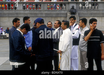 Pakistani-English Männer, politischer Protest, Demonstranten, Demonstrationen, PPP-politische Kundgebung, politische Kundgebung, Trafalgar Square, London, England Stockfoto