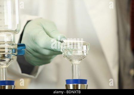 Wissenschaftler, die Filterung einer Probe Stockfoto