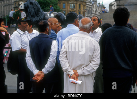 Pakistani-English Männer, politischer Protest, Demonstranten, Demonstrationen, PPP-politische Kundgebung, politische Kundgebung, Trafalgar Square, London, England Stockfoto