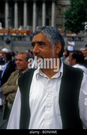 Pakistani-English Mann, politischer Protest, Demonstrant, Protestmarsch, PPP-politische Kundgebung, politische Kundgebung, Trafalgar Square, London, England Stockfoto