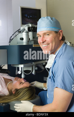 Patienten eine LASIK-Operation Stockfoto