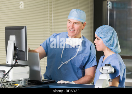 Zwei Chirurgen arbeiten an einer Lasermaschine Stockfoto