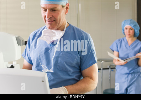 Zwei Chirurgen arbeiten an einer Lasermaschine Stockfoto