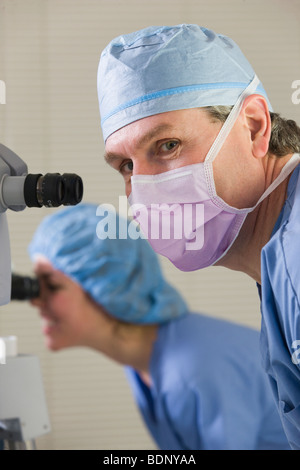 Zwei Chirurgen arbeiten an einer Lasermaschine Stockfoto