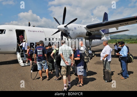 Passagiere an Bord der Fokker 50, Flughafen, Labuan Bajo, Insel Flores, Indonesien, Südostasien Stockfoto