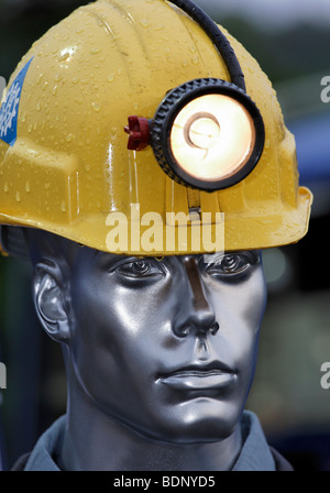Mannequin mit Helm mit Stirnlampe, Ausrüstung, technische Hilfe Stockfoto