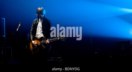 Sing Song Sänger Darsteller Bühne live-Instrument Band Gruppe pop-Rock-Gitarre Id-Id-Wand Emma Wilkinson Stockfoto