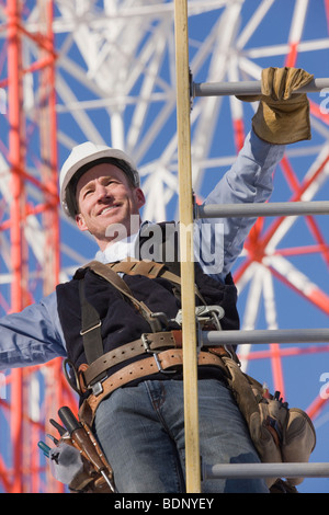 Kabel Lineman eine Leiter klettern, Übertragungsleitung zu reparieren Stockfoto