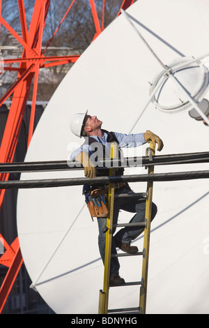 Kabel Lineman eine Leiter klettern, Übertragungsleitung zu reparieren Stockfoto