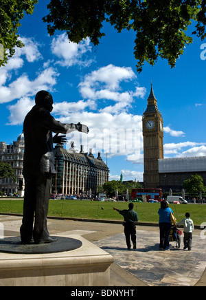 Eine Statue von Nelson Mandela in Parliament Square in London.  Foto von Gordon Scammell Stockfoto