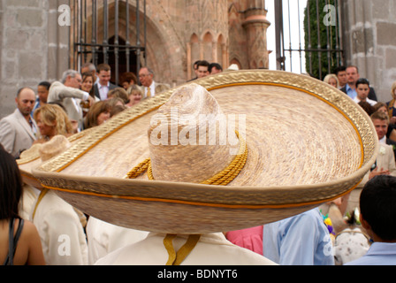 Schließen Sie bei einer Hochzeit in San Miguel de Allende, Mexiko der Mexikanische sehr groß ist ein Mariachi player Sombrero Stockfoto