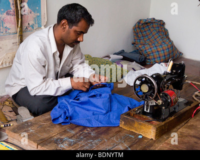 Arbeiten auf einer Nähmaschine in einem Schneider Shop in Rewalsar anpassen. Himachal Pradesh. Indien. Stockfoto