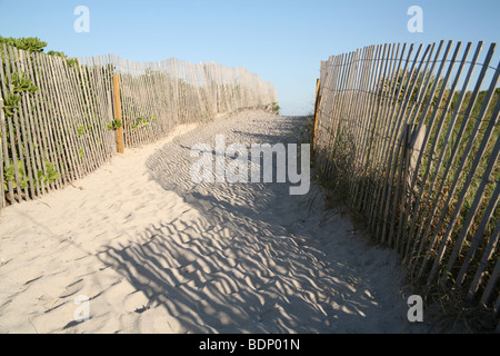 USA, Florida, Miami, South Beach, Zaun und Fußweg durch die Sanddünen. Stockfoto