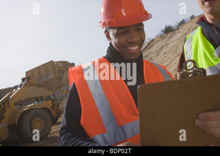 Zwei Ingenieure auf einer Baustelle Stockfoto