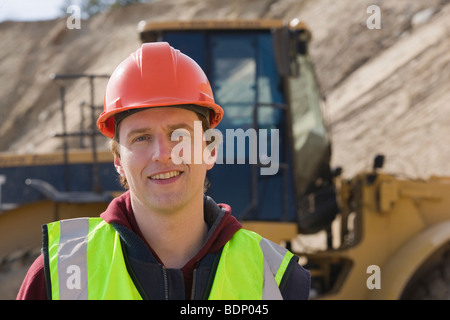 Ingenieur, lächelnd auf einer Baustelle Stockfoto