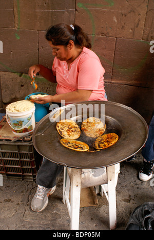 Mexikanische Frau kochen Tortillas auf der Canal Street in San Miguel de Allende, Guanajuato, Mexiko Stockfoto