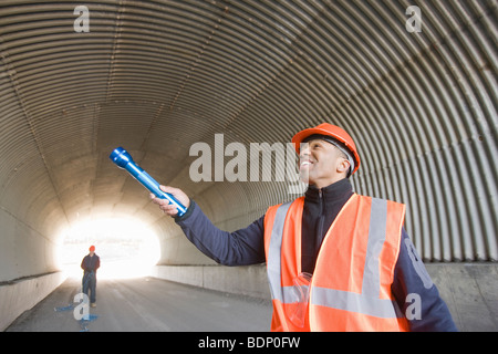 Zwei Ingenieure Inspektion einen tunnel Stockfoto