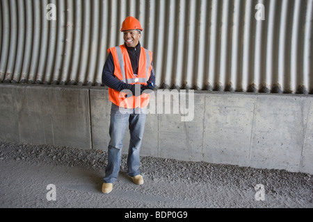 Ingenieur in einem Tunnel stehen Stockfoto
