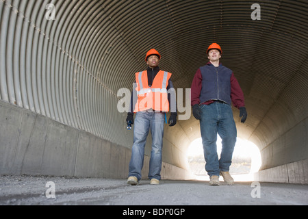 Zwei Ingenieure in einem Tunnel zu Fuß Stockfoto