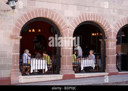 Menschen in einem Restaurant in San Miguel de Allende, Guanajuato, Mexiko sitzen Stockfoto