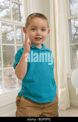 Junge, die Unterzeichnung der Buchstabe "B" in amerikanischer Gebärdensprache Stockfoto