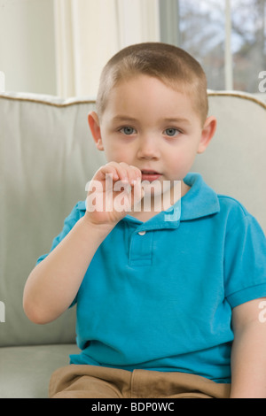 Junge Unterzeichnung der Buchstabe "o ' in amerikanischer Gebärdensprache Stockfoto