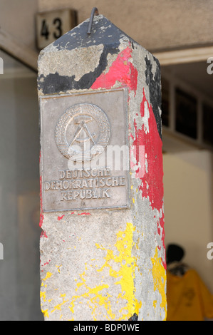 Original DDR Grenze post vor das Mauermuseum Mauermuseum am Checkpoint Charlie, Bundeshauptstadt Berlin, Deutschland, Europa Stockfoto