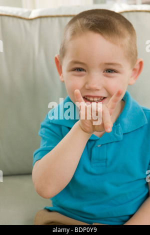 Junge Unterzeichnung die Zahl "8" in amerikanischer Gebärdensprache Stockfoto