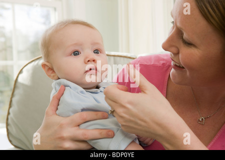 Frau, die das Wort "Milch" in amerikanischer Gebärdensprache während der Kommunikation mit ihrem Sohn Unterzeichnung Stockfoto