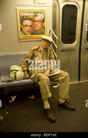 Ein müder älterer Mann reitet den F-Zug in Brooklyn, New York. Stockfoto