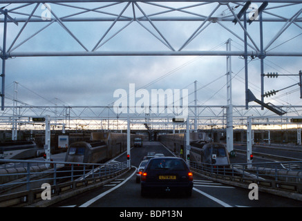 Calais Frankreich Coquelles Terminal von Eurotunnel Autos fahren, Zug Stockfoto