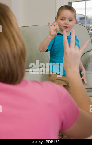 Frau, die Unterzeichnung der Zahl "7" in amerikanischer Gebärdensprache Stockfoto