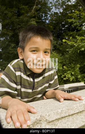 Hispanische Kind im Prospect Park, Brooklyn, NY. Stockfoto