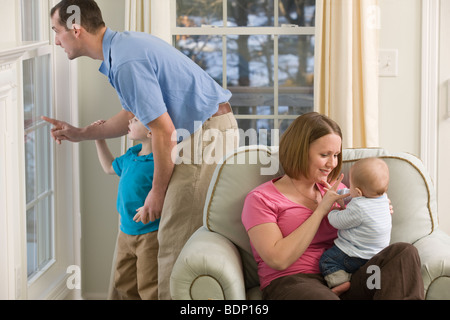 Frau, die Unterzeichnung des Satzes "Ich liebe dich" in amerikanischer Gebärdensprache während der Kommunikation mit ihrem Sohn Stockfoto