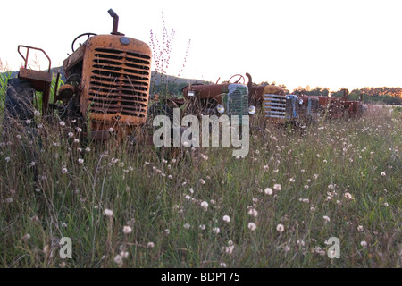 Französische Oldtimer-Traktoren langsam verfallenden in einem Feld nahe Prayssac in das Lot-Tal Stockfoto