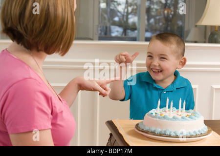 Frau Unterzeichnung das Wort "Sie" in amerikanischer Gebärdensprache während der Kommunikation mit ihrem Sohn Stockfoto