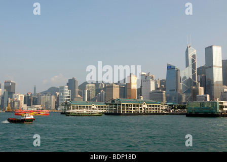 Star Ferry und Schlepper Boot gegen die Skyline und das Pier von Hong Kong, Hong Kong, China, Zentralasien Stockfoto