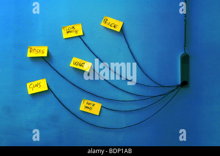 Postit Notizen fest an einer Wand mit Drähten Stockfoto