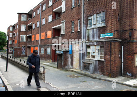 Mit Brettern vernagelt stillgelegten Rat Gehäuse Gebäude in Dalston, London. Aufgrund der Rezession und andere soziale Faktoren. Stockfoto