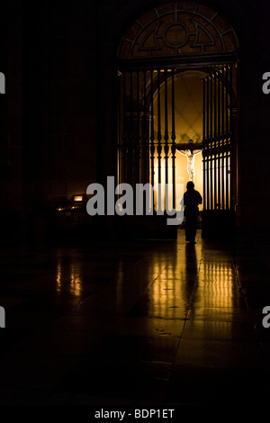 Silhoette einer Person vor der Kapelle mit dem Elfenbein Kruzifix von Benvenutto Cellini, El Escorial, Spanien Stockfoto