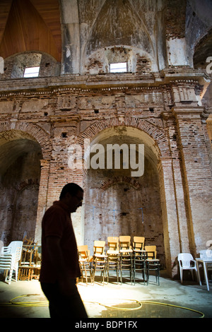 Ein Mann in El Monumento, eine Rute 18. Kirche, Castao del Robledo, Huelva, Spanien Stockfoto